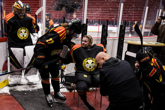 Brynäs målvakt Klara Peslarova skadas