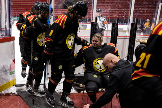 Brynäs målvakt Klara Peslarova skadas