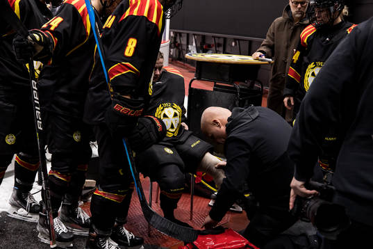 Brynäs målvakt Klara Peslarova skadas