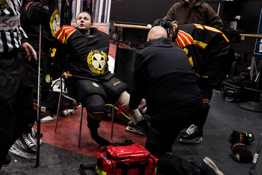 Brynäs målvakt Klara Peslarova skadas