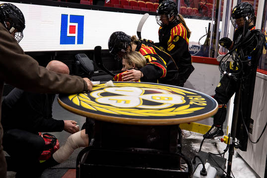 Brynäs målvakt Klara Peslarova skadas