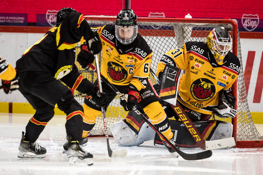 Luleås Jenni Hiirkoski och Luleås målvakt Frida Axell