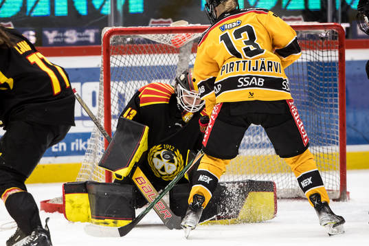 Brynäs målvakt Klara Peslarova och Luleås Jenna