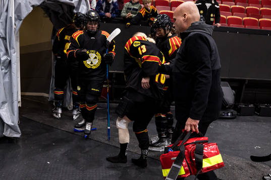 Brynäs målvakt Klara Peslarova skadas