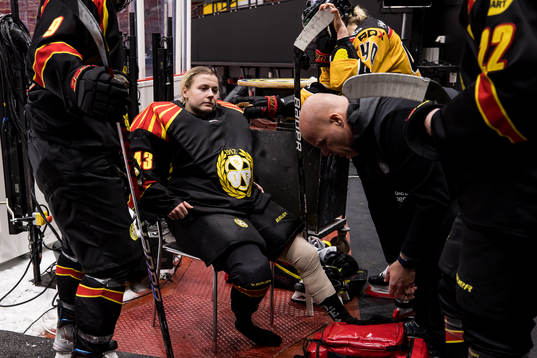 Brynäs målvakt Klara Peslarova skadas