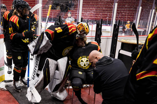 Brynäs målvakt Klara Peslarova skadas