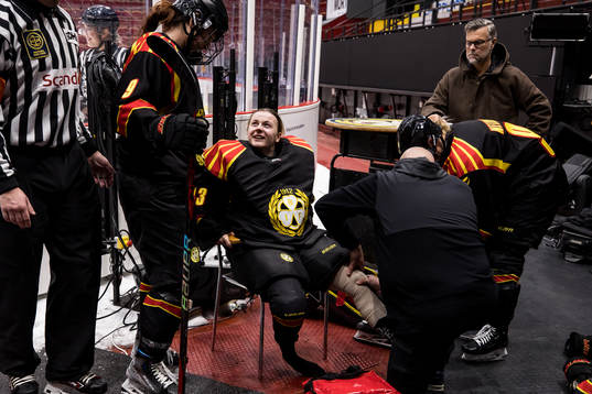 Brynäs målvakt Klara Peslarova skadas