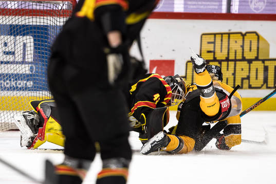 Brynäs målvakt Klara Peslarova och Luleås Noora Tulus