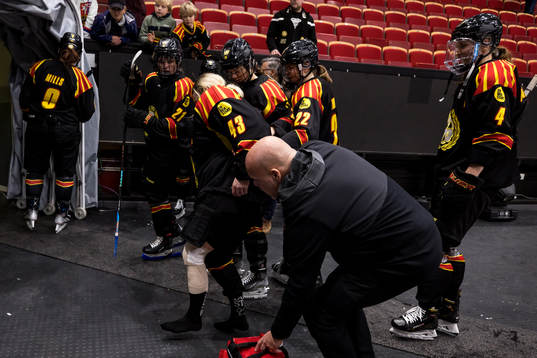 Brynäs målvakt Klara Peslarova skadas