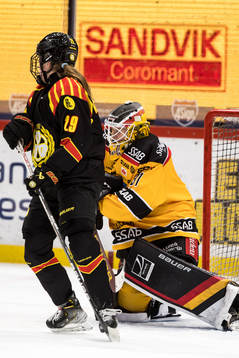 Brynäs Felizia Wikner-Zienkiewicz och Luleås målvakt