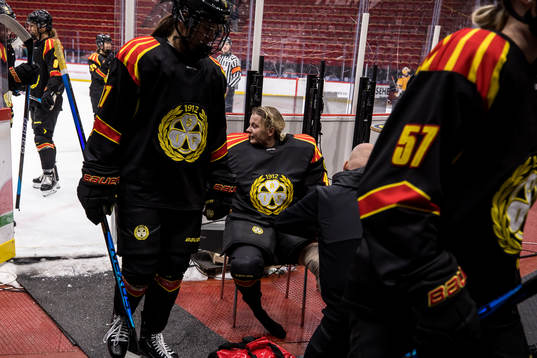 Brynäs målvakt Klara Peslarova skadas