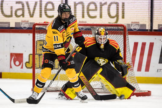Luleås Josefine Persson och Brynäs målvakt Klara