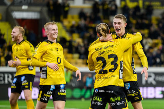 Elfsborgs Alexander Bernhardsson jublar med Niklas Hult