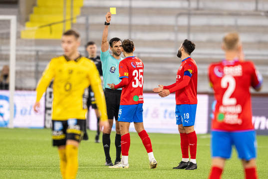 Domare Granit Maqedonci visar gult kort till Helsingborgs