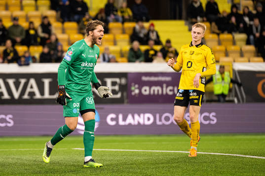 Helsingborgs målvakt Kalle Joelsson reagerar