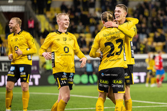 Elfsborgs Alexander Bernhardsson jublar med Oscar Aga och
