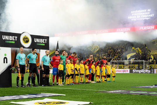 Domarteamet och Helsingborgs spelare