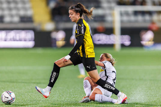Häckens Anna Julia Csiki och AIKs Olivia Lindstedt