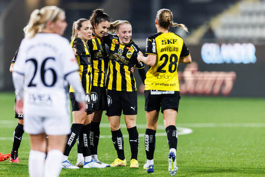 Häckens Anna Julia Csiki jublar med lagkamrater