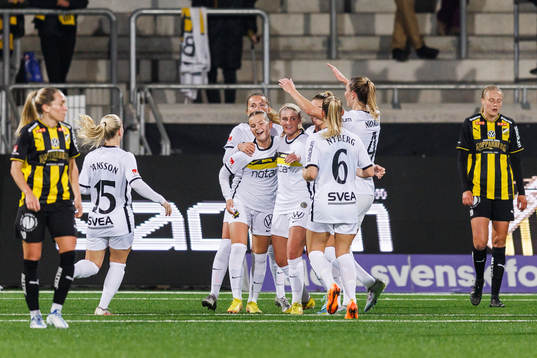 AIKs Matilda Nilden jublar med lagkamrater