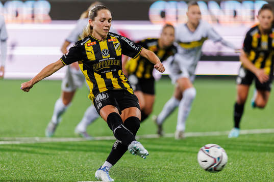 Häckens Elin Rubensson gör 3-1 på straffspark