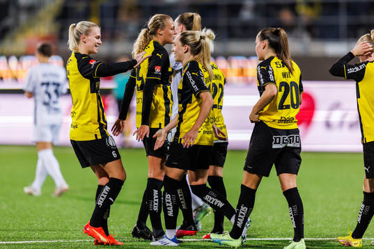 Häckens Elin Rubensson jublar med lagkamrater