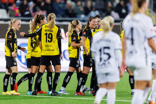 Häckens Elin Rubensson jublar med lagkamrater