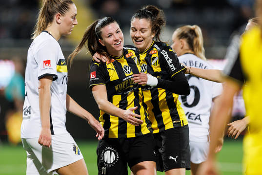 Häckens Pauline Hammarlund jublar