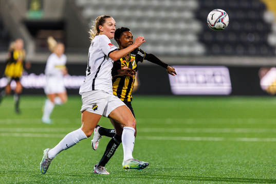 AIKs Jennie Nordin och Häckens Aisha Ahmed Abdulle