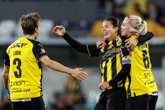 Häckens Emily Madril jublar