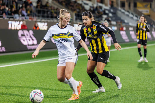 AIKs Agnes Nyberg och Häckens Emily Madril