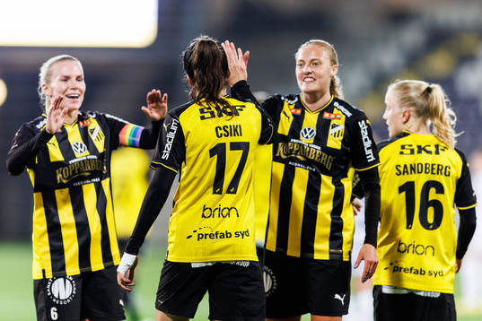 Häckens Anna Julia Csiki jublar med lagkamrater