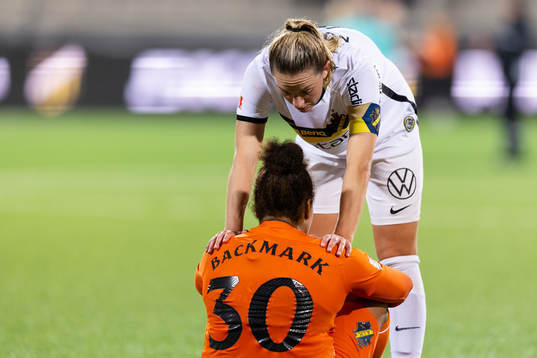 AIKs Jennie Nordin och målvakt Serina Iddrisu Backmark