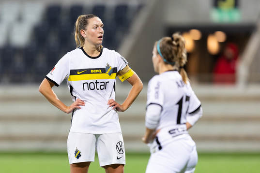 AIKs Jennie Nordin och Allison Aaricka Maclaren Abbe deppar