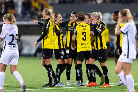 Häckens Emily Madril jublar med lagkamrater