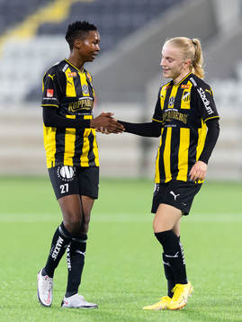Häckens Aisha Ahmed Abdulle jublar ihop med Anna Sandberg