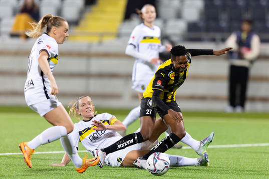 AIKs Jennie Nordin tacklar Häckens Aisha Ahmed Abdulle