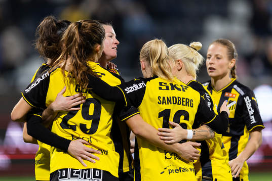 Häckens Pauline Hammarlund jublar ihop med lagkamrater