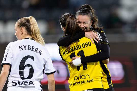 Häckens Pauline Hammarlund jublar ihop med Anna Julia Csiki