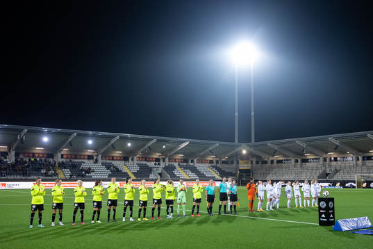 Häcken och AIK på line up innan fotbollsmatchen i