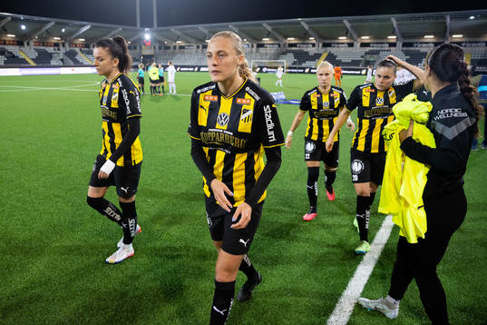 Häckens Elma Junttila Nelhage innan fotbollsmatchen i