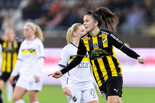 Häckens Anna Julia Csiki jublar