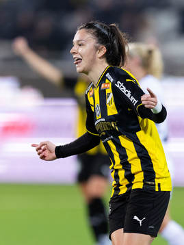Häckens Anna Julia Csiki jublar