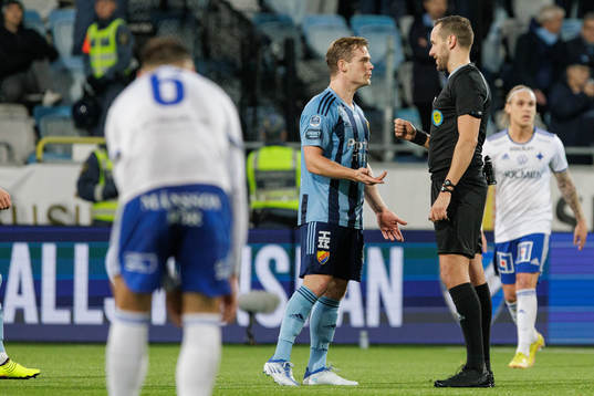 Djurgårdens Hampus Finndell i samtal med domraen