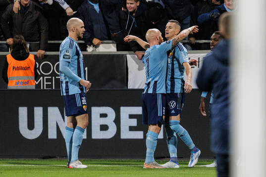Djurgårdens Haris Radetinac jublar med Magnus Eriksson