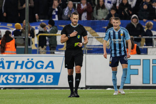 Djurgårdens Piotr Johansson reagerar mot domaren