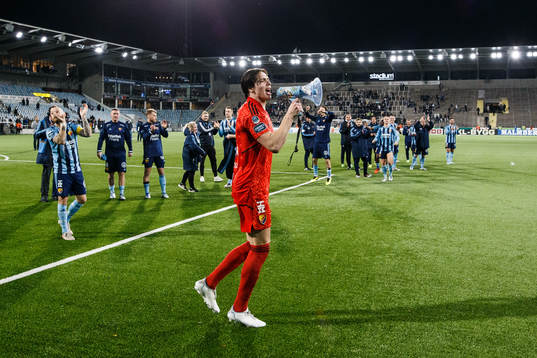 Djurgårdens målvakt Jacob Widell Zetterström jublar