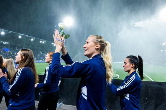 Ebba Handfast firar att IFK Norrköpings damlag spelar i
