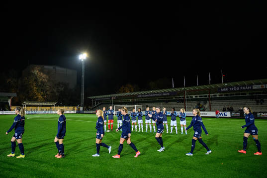 FC Rosengårds spelare gör entré till en walk of honor