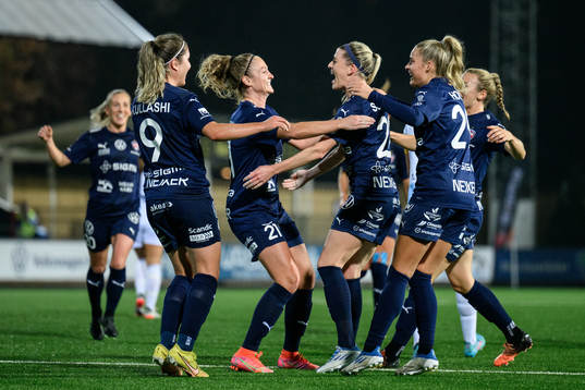 FC Rosengårds Karin Lundin jublar med lagkamrater
